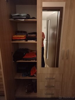Šatní skříň se zrcadlem - 2