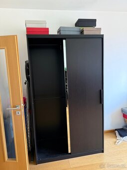 Skříň IKEA 120cm – tmavé dřevo, zrcadlo, posuvné dveře - 2