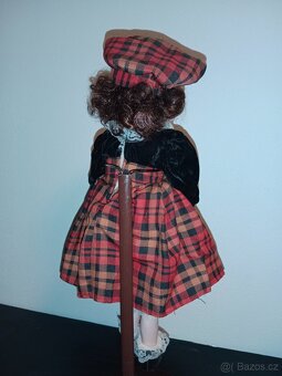 Porcelánová panenka červená 40cm - 2