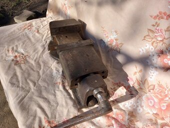 strojní svěrák - 2