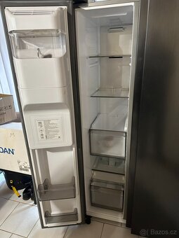 Americká lednice s mrazákem a ledovačem Samsung - 2