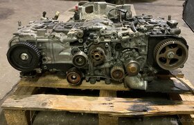motor Subaru Outback BR 2,5 Legacy EJ253 poškozený - 2