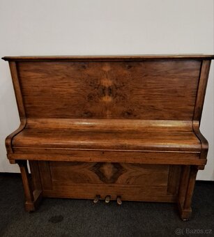 Pianino jako hrající dekorace. - 2
