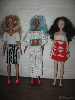 J sada 3 módních pletených šatů na barbie - 2