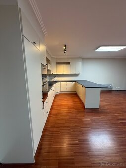 Moderná, luxusná kuchynská linka (4,4 m + polostrov 2,7 m) s - 2