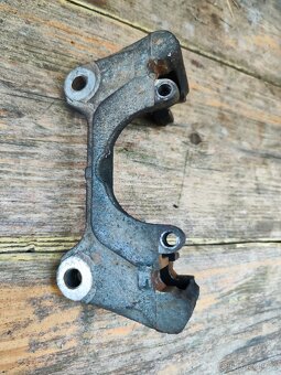 Přední držák brzd. třmene - audi a4 B7 - 2