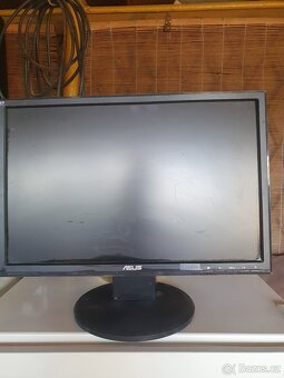 Pc skříň, monitor a klávesnice - 2