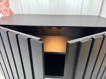 Designová lamelová komoda, LED osvětlení - 2