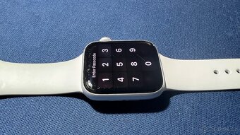 Apple Watch SE 2020 - stříbrná barva velikost 44mm - 2