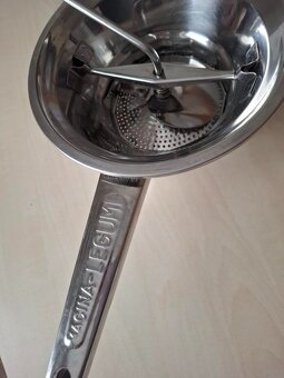 Robustní pasírovač/ lis na brambory - Itálie - 2