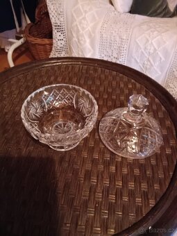 Dóza s víkem menší broušená - 2