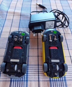 Dvě autíčka a adaptér k autodráze Fast Looper - 2