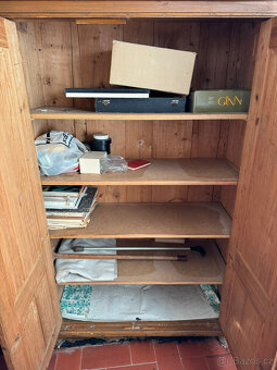 Stará dřevěná skříň - 2