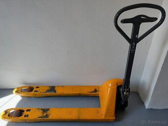Prodám paletový vozík (paleťák) – nosnost 2200 kg - 2