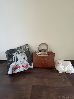 Nová kabelka Guess Raffie Carryall - 2
