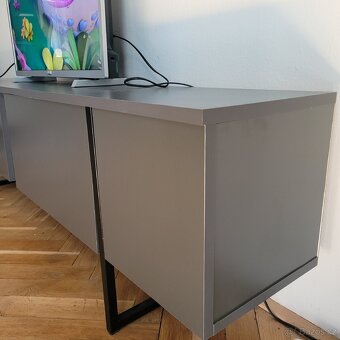 Elegantní TV komoda v šedé barvě - 2