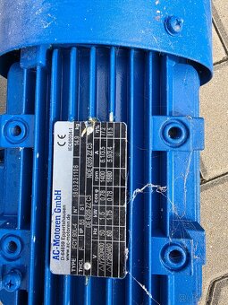 Prodám z vodárny úplně funkční motor + tlakovou nádrž. - 2