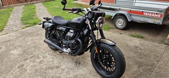 Moto Guzzi v9 Bobber - 2