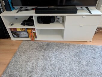 Prodám TV stolek IKEA VIHALS – bílý, 176×37×50 cm - 2