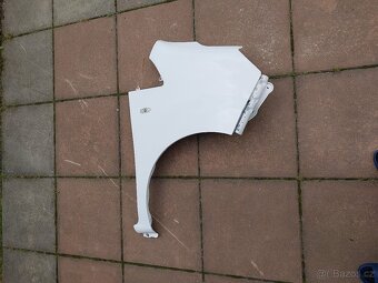 Nissan NV200 : Blatník bílý pravý - 2