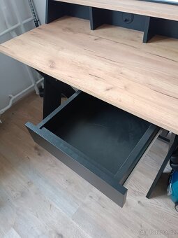 Pracovní stůl - 2