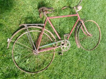 Prodám staré pánské jízdní kolo /nepůvodní barva/. Skladován - 2