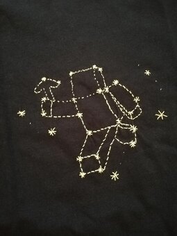 dětské tričko kr. rukáv - zn. H&M, tmavě modré s výšivkou - 2