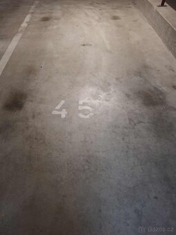 Prodám  garážové stáni v samostatném garážovém domě - 2