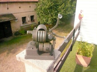 8 mm promítačka - 2