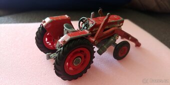 Starý model traktoru - 2