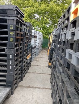 Poškozené plastové palety vhodné pod dřevo atd - 2