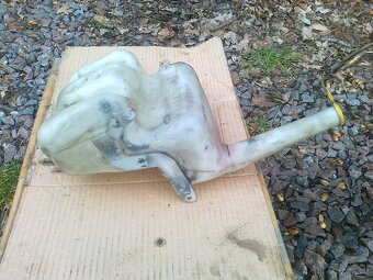 Ford Sierra - nádobka na kapalinu do ostřikovače - 2