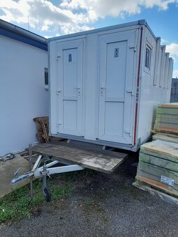 Pojízdna maringotka ze sprchami a WC. - 2