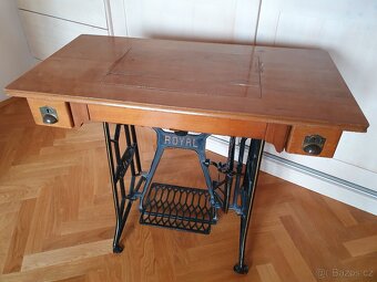 Starožitný funkční šicí stroj Royal - 2