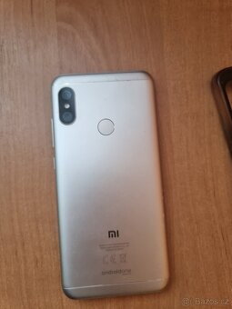 Xiaomi Mi A2 Lite , 64 GB zlatý - super stav - 2