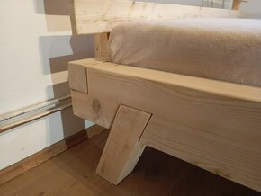 Masivní severská modřínová postel - 2