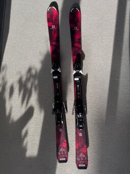 Prodám dívčí lyže Salomon E QST Lux S Jr + L7 B80 vel.130 cm - 2