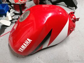 nádrž yamaha R6 99 - 02 - 2