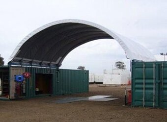 Plachtový přístřešek mezi lodní kontejnery - 2
