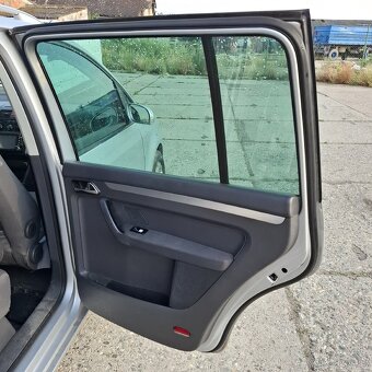 Pravé zadní dveře metalíza VW Touran 1T2 FL 2005 - 2