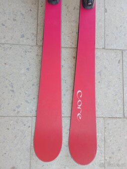 Použité nevšední růžové carvingové lyže Core 150 cm - 2