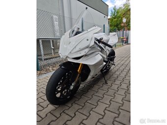 Aprilia RSV4 1100 Factory - 2