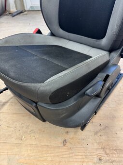 Škoda Fabia 3, řidičova sedačka - 2