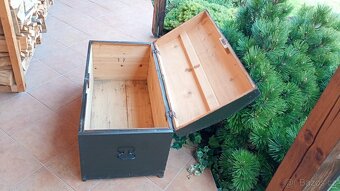 Prodám historický nábytek - truhlici - 2