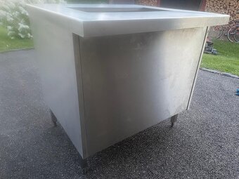 Nerezový stul s podavačem kelímků - 2