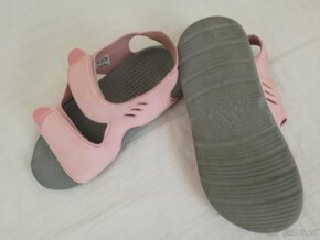 Světle růžové dívčí sandály adidas velikost 33 - 2