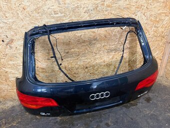 ČÁSTEČNĚ NASTROJENÉ PÁTÉ DVEŘE KUFRU AUDI Q7 4L - 2