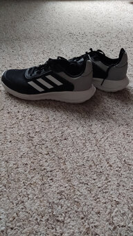 Adidas sporotvní boty snekers do tělocvičny vel. EU39,5 - 2