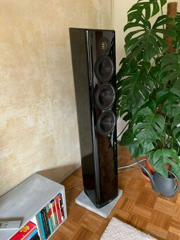 Elac Vela FS409 v černé barvě ve vysokém lesku Cena v páru - 2