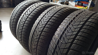 Málo jeté zimní pneu Pirelli 225/45/18, sda - 2